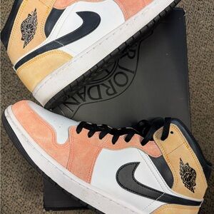 Jordan 1 Mid SE Flight Club - Sneakers in Peach, Black, and White
